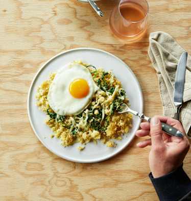 Riebelmais mit Rauke und Bergkäse