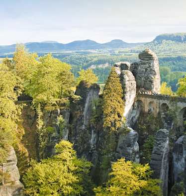 Von der Basteibrücke im Elbsandsteingebirge genießt man eine wundervolle Aussicht.