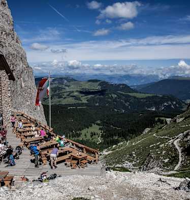 Auf der Sonnenterrasse der Langkofelhütte: die Seiser Alm zu Füßen.