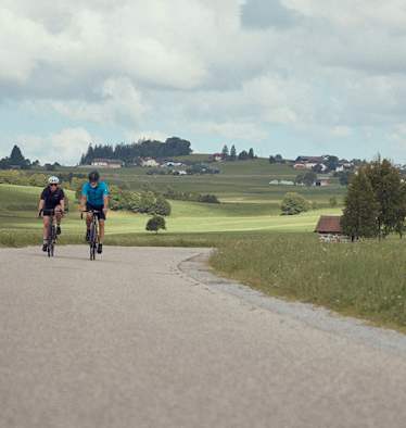 Ein Mann und eine Frau fahren mit dem Fahrrad im Mühlviertel