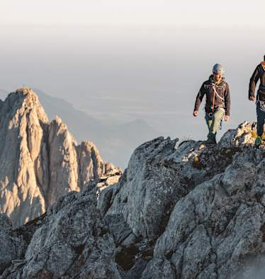Zwei Bergsteiger überschreiten den Treffauer.
