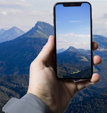 Smartphone in den Bergen