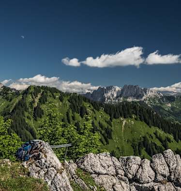 Eine Klettersteiggeherin macht am Ende der Via Ferrata Charmey im Kanton Freiburg ein Foto mit ihrem Handy.
