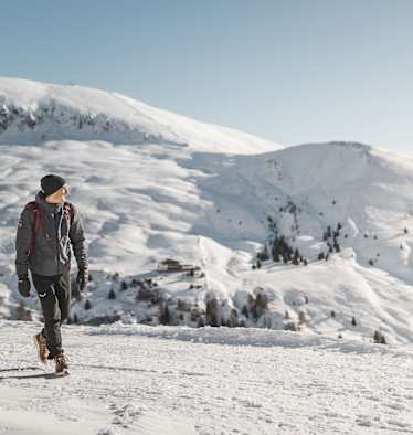 Winterspaziergang durch Meran & Umgebung: In der schneeweißen Natur entfaltet sich die unberührte Idylle, perfekt für entspannte Momente.