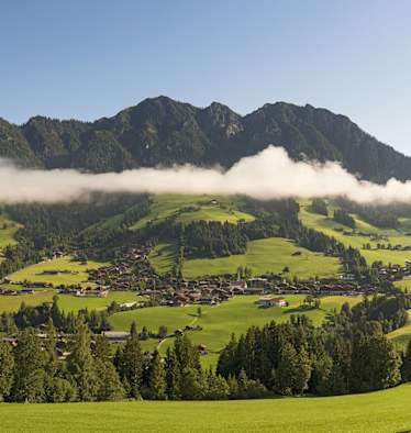 Blick auf Alpbach im grünen Alpbachtal.
