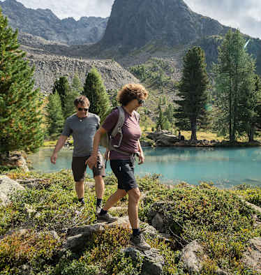 Eine Frau und ein Mann gehen in Paznaun-Ischgl wandern.
