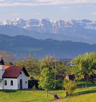 Auf einem sonnenverwöhnten Hochplateau liegt zwischen Bodensee und Allgäuer Alpen der heilklimatische Kurort Scheidegg – ein Paradies für Wanderer, Naturliebhaber und Familien.
