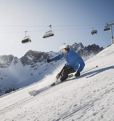 Zwei Skifahrer fahren die perfekt präperierten Pisten in Sterzing-Ratschings-Gossensass hinunter.
