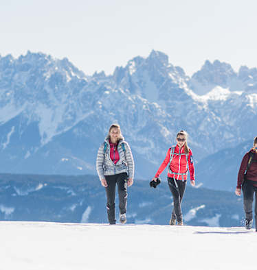 Drei Frauen beim Winterwandern im Gsiesertal