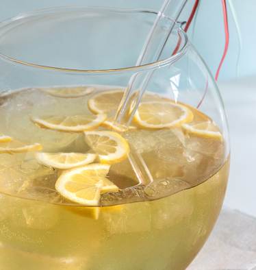 Die Waldmeisterbowle ist eine traditionelles Getränk im Mai.