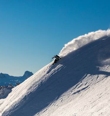 Skifahrer im freien Gelände