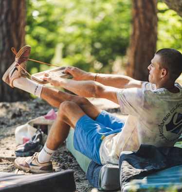 Paul Malzer beim Aufwärmen, Bouldern Wachau, Niederösterreich