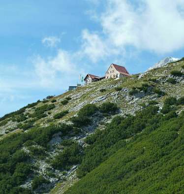 Die Bettelwurfhütte thront über dem Inntal.