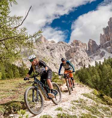 Zwei Mountainbiker in den Bergen von Südtirol