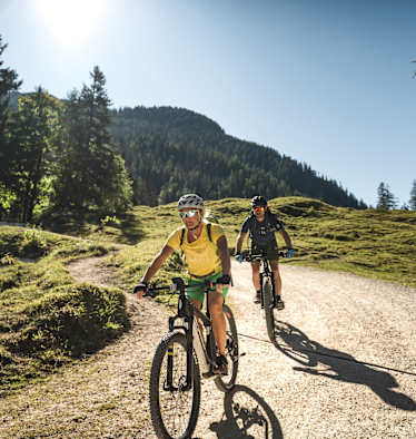 zwei mountainbiker in berchtesgaden