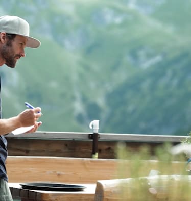 Neo-Hüttenwirt Christoph Schimpfössl beim Aufnehmen einer Bestellung