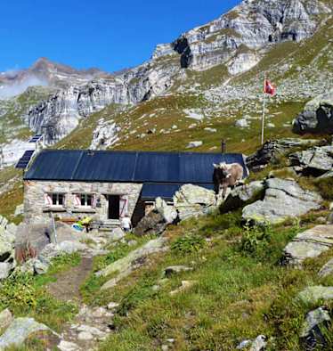 Die Binntalhütte in den Tessiner Alpen im Wallis