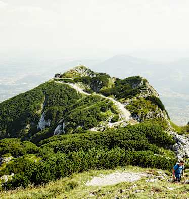 Blick vom Salzburger Hochthron am Untersberg auf Gipfelkreuz Geiereck (1.805 m) und Hochalm , Salzburg