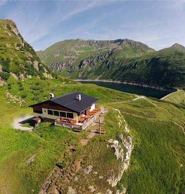 Bockhartseehütte mit See und Wiese