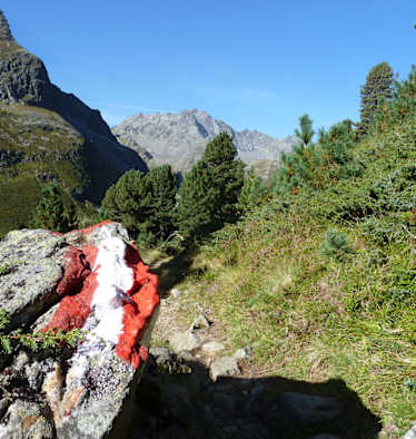 Bodenmarkierung eines Bergweges im Sellraintal in Tirol