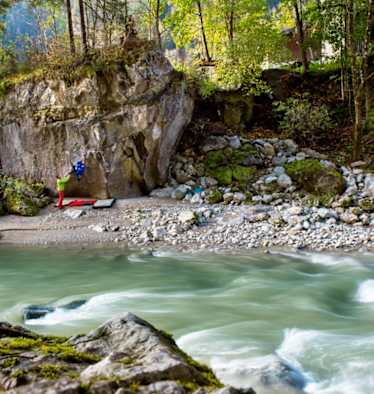 In den Bouldergebieten Fuchsloch und Bach bouldert es sich dank der kühlen Saalach selbst im Sommer hervorragend