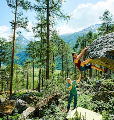 Babsi Bacher klettert einen Überhang