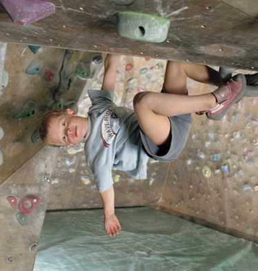 Abhängen wie die Großen: Klettertraining in der Halle zahlt sich später einmal aus