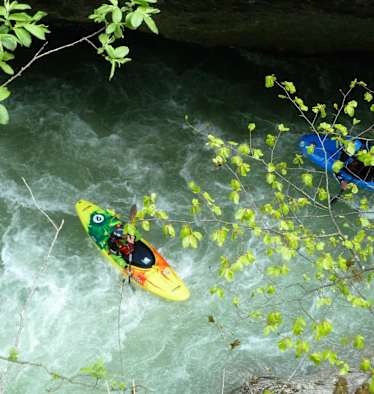 Mit dem Kajak auf wildem Wasser.