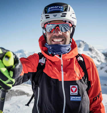 Egal wie viele Höhenmeter Anstieg noch vor ihm liegen, Jakob Herrmann hat stets einen Grinser im Gesicht. Hier auf Skitour im Tennengebirge