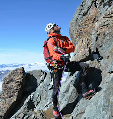 Roman Dirnböck ist seit über 30 Jahren als Bergführer tätig. Unterwegs am Stüdlgrat zum Gipfel des Großglockner (3.798 m)