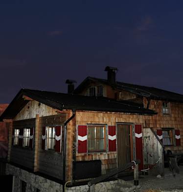 Büllelejochhütte in den Dolomiten in Südtirol bei Nacht