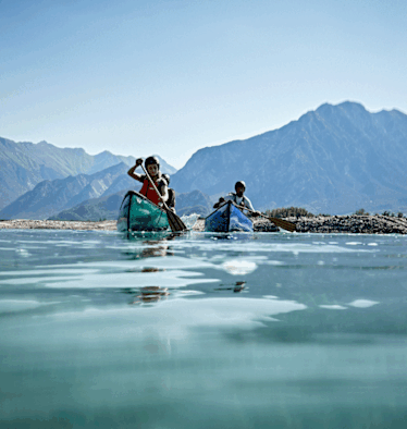 Per Kanu erkundet sich der Tagliamento am besten. Im Hintergrund erheben sich die Julischen Voralpen.