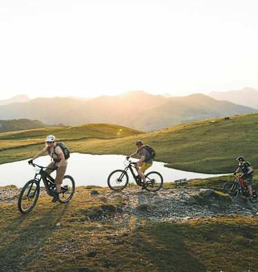 Spüre den Fahrtwind und die goldene Herbstsonne auf deiner Haut – bei der E-Bike Experience in Saalbach Hinterglemm Leogang Fieberbrunn steht das Erlebnis im Vordergrund.