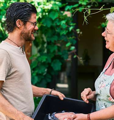 Martin Temmel übergibt Fisch an Ilse Blachfellner-Mohri.