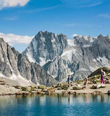 Eine Familie wandert vor einer atemberaubenden Berglandschaft