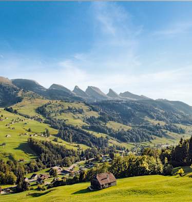 Die sieben Berge bei strahlendem Sonnenschein.
