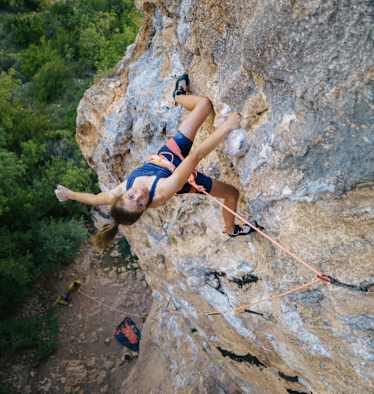 Sportklettern für Anfänger: Ausrüstung, Technik & der Weg an den Fels