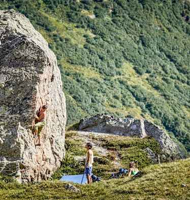Kletterer beim Bouldern.