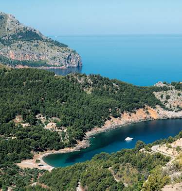 Beim Erwandern von Mallorcas Nordwestküste tut sich ein einzigartiger Ausblick auf Cala Tuent auf.
