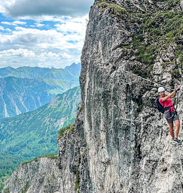 Drahtseilakt: Einige Passagen des Sportklettersteiges sind knifflig.