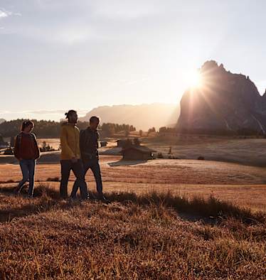 Die markanten Bergformationen der Dolomiten leuchten im Herbst besonders schön.