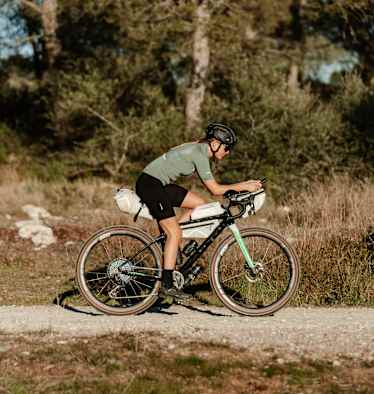 Fahrradfahrerin unterwegs mit top tube bag von cyclite