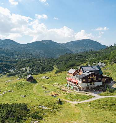 Die Gjaidalm auf 1.738 Metern ist Ausgangspunkt für zahlreiche Touren am Dachstein