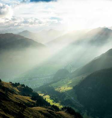Blick über Damüls und den Diedamskopf (2.090 m) in Vorarlberg