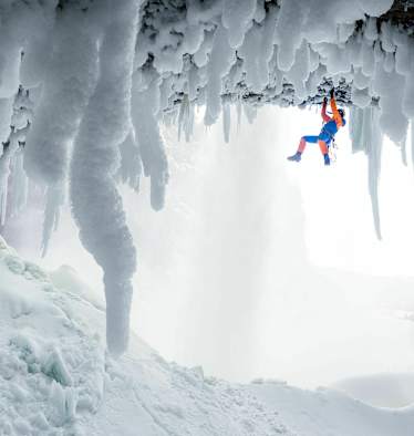 Alpinist Dani Arnold  beim Eisklettern in Kanada