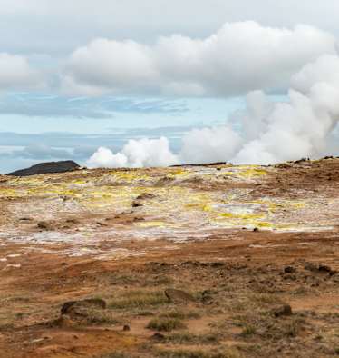 Die gelb-orange Landzunge von Reykjanes mit geothermalen Dämpfen. 