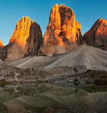 Die Drei Zinnen im sanften Abendrot in den Südtiroler Dolomiten