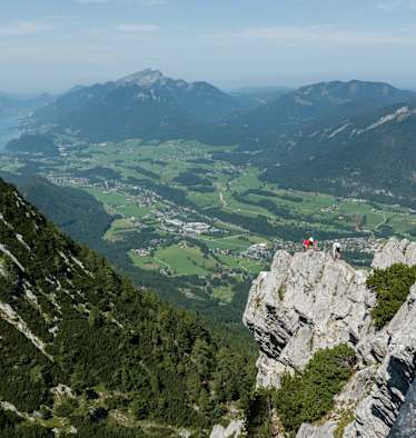 Zwei Personen am Katrin-Klettersteig über Bad Ischl mit Blick auf das Salzkammergut