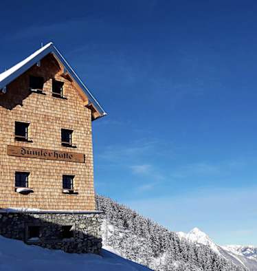 Die auf 1.495 m gelegene Dümlerhütte ist ein idealer Ausgangspunkt für zahlreiche Skitourenvarianten in der Phyrn-Priel-Region