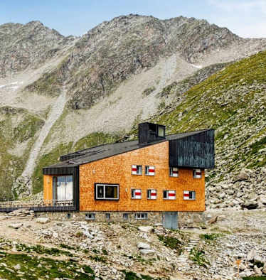 Die Schutzhütte und im Hintergrund der Hochwart